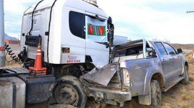 Un cami�n embisti� una camioneta estacionada y la arrastr� 40 metros
