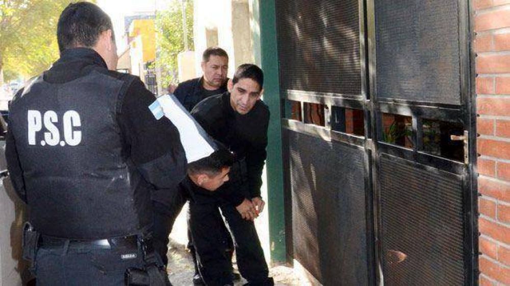 Frustran robo en casa de familia de Caleta y detienen a tres delincuentes