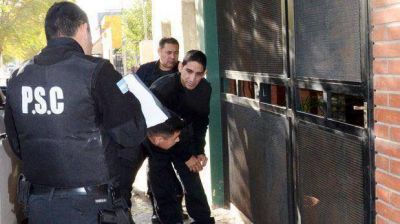 Frustran robo en casa de familia de Caleta y detienen a tres delincuentes