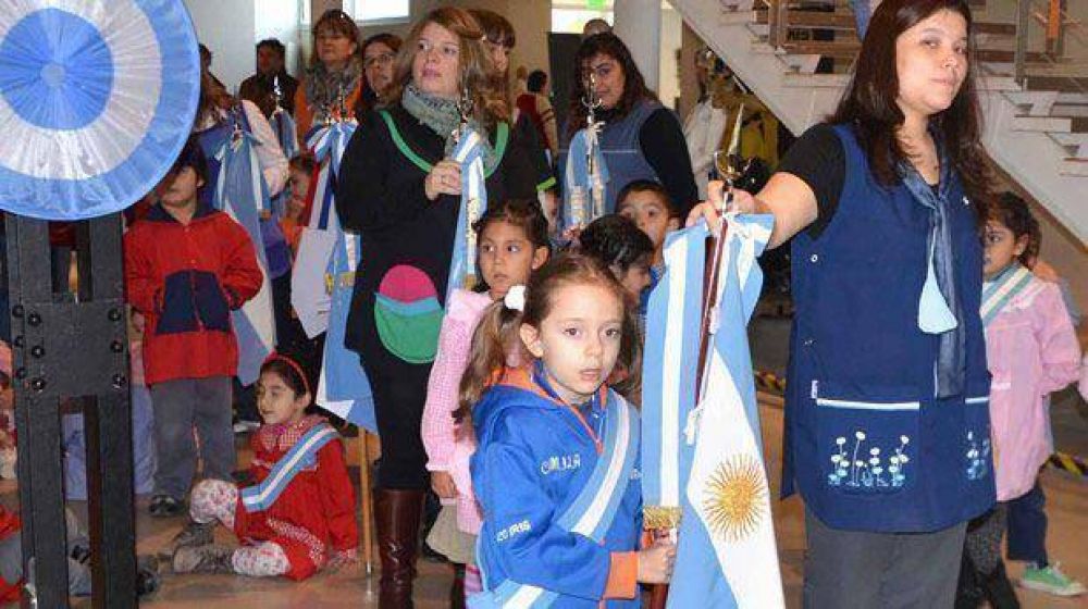 Escuelas de nivel inicial recibieron la bandera de Comodoro Rivadavia