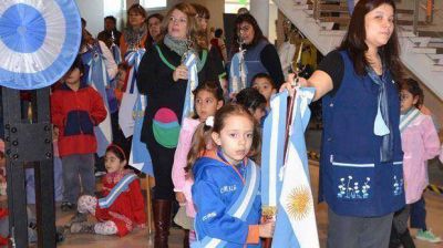 Escuelas de nivel inicial recibieron la bandera de Comodoro Rivadavia