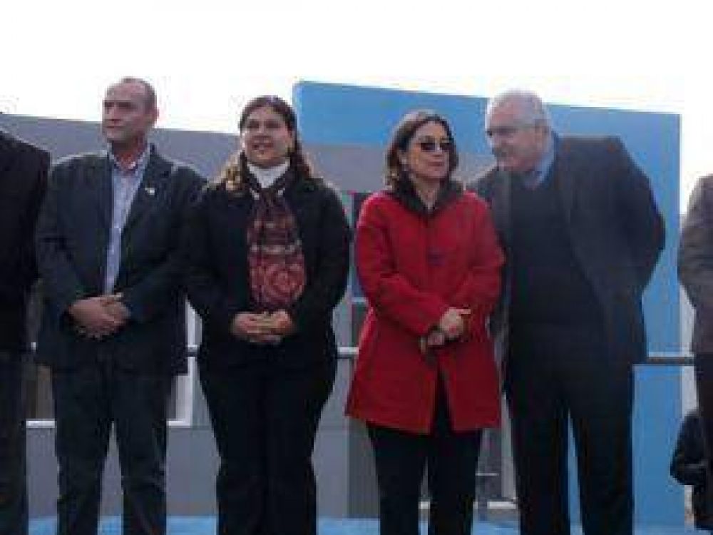 En entrega de viviendas, Luc�a Corpacci critic� las usurpaciones