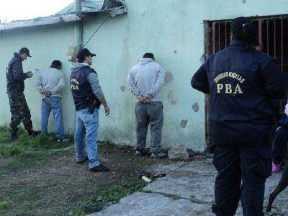 AL SER SORPRENDIDO POR LA POLICIA ARROJ� DROGA Y DOS ARMAS POR LA VENTANA