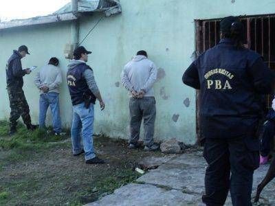 AL SER SORPRENDIDO POR LA POLICIA ARROJ� DROGA Y DOS ARMAS POR LA VENTANA
