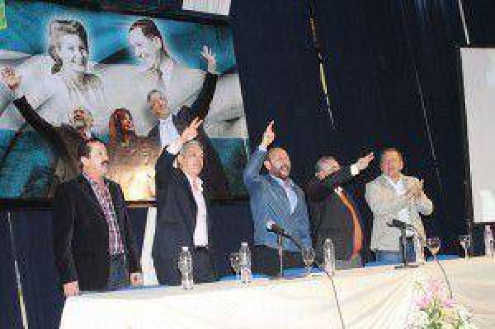 Enf�tico apoyo de legisladores nacionales del FPV al gobernador Insfr�n