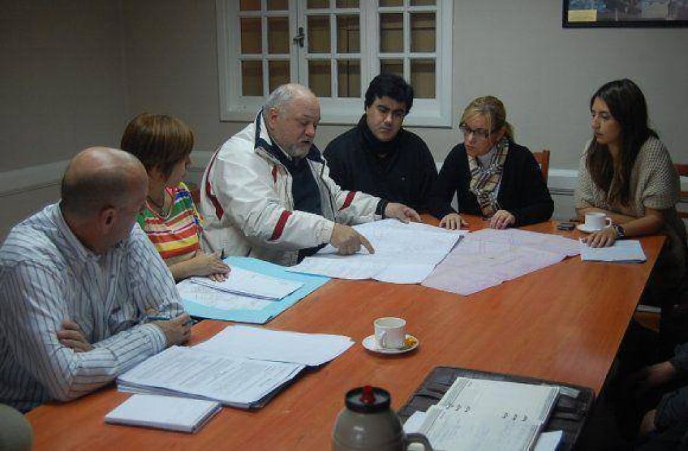 Representantes de APYMEMA junto a concejales buscan una regularizaci�n catastral
