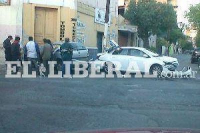 Impresionante choque entre dos autos en Independencia y Mendoza
