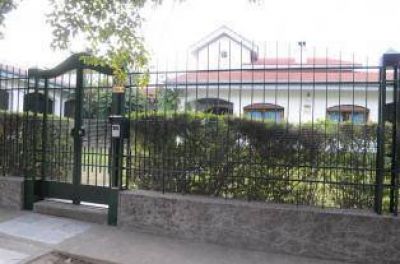 Un ladr�n salt� la reja para robar en la casa del ministro de Econom�a y se llev� $ 1.000