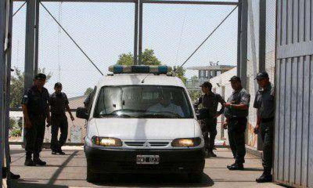 Un agente penitenciario qued� detenido tras intentar vender un auto gemelo