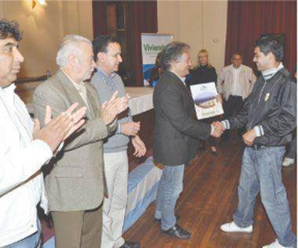 El gobierno presta materiales a los trabajadores de la industria