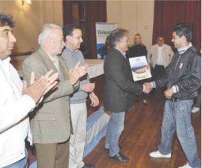 El gobierno presta materiales a los trabajadores de la industria