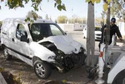 Roba una camioneta, choca con un cami�n y la abandona