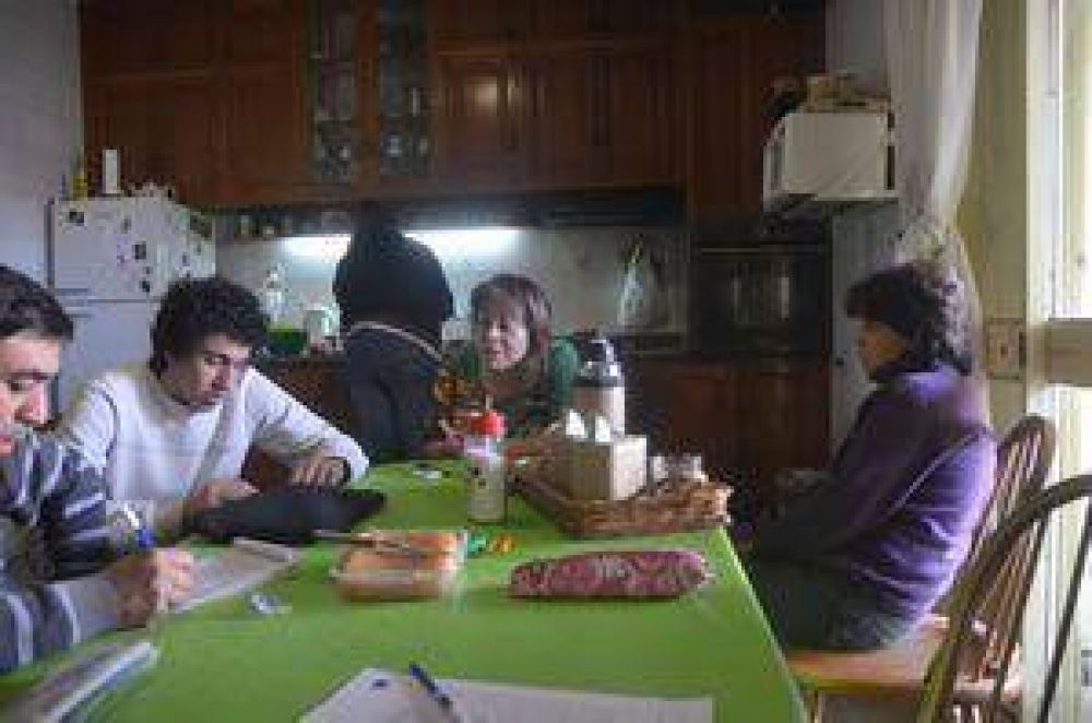  Con violencia, armas y una picana asaltan a una familia