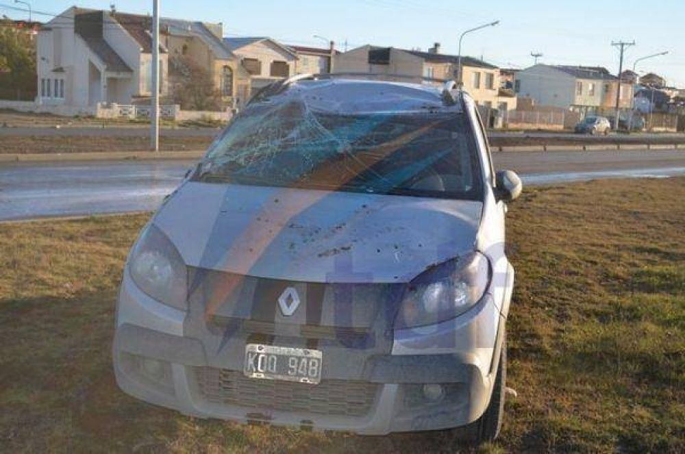 Conductora ilesa tras vuelco en la rotonda del Cemep
