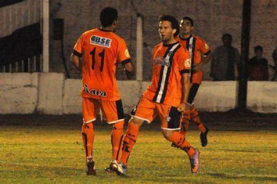 Sarmiento, a todo o nada ante su gente