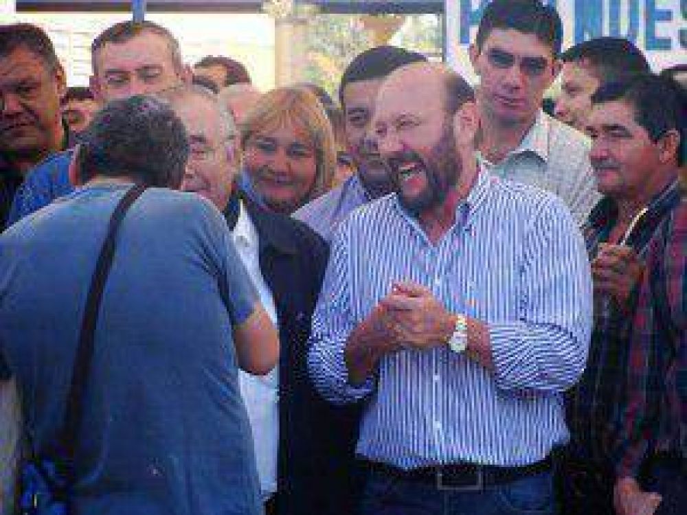 Reiteradas muestras de afecto recibi� Gildo Insfr�n en otro operativo solidario