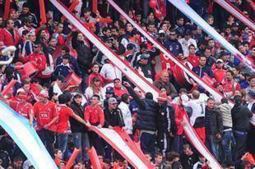 "El que no salta fue para atr�s", el mensaje de los hinchas de Independiente para Racing