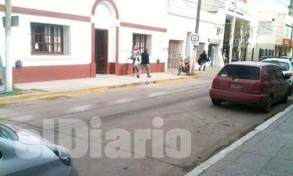 Lo que un rayo se llev�: cay� en plena calle e hizo estragos