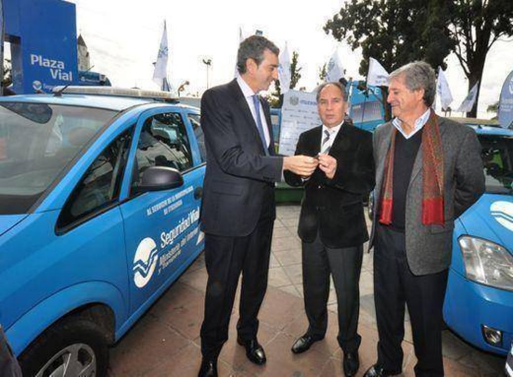 Randazzo entreg� m�viles en Ituzaing� para intensificar los controles viales