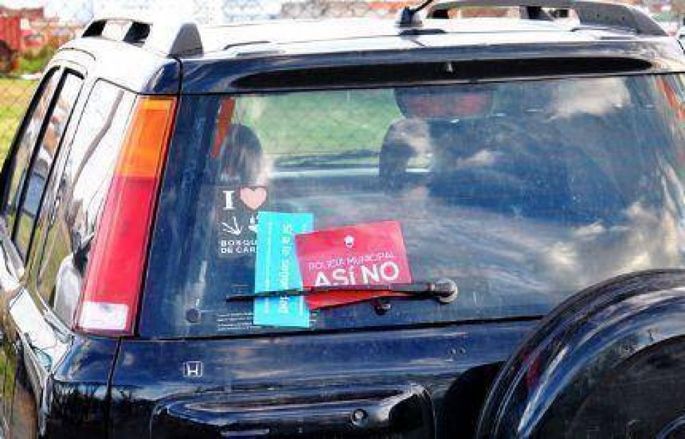 El SI y el NO ya divide la opini�n de los marplatenses y �comparten� parabrisas y lunetas