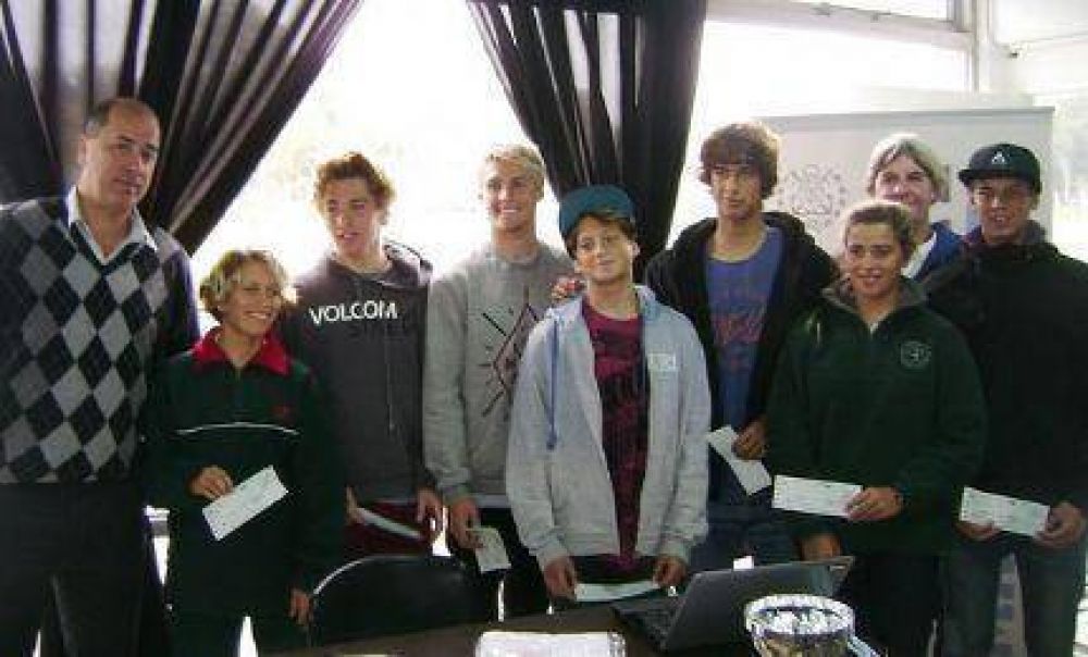 Horacio Taccone entreg� becas a los surfistas marplatenses que viajan al Mundial de Nicaragua
