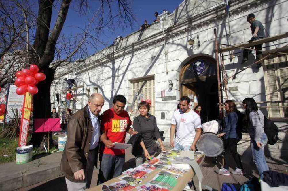 J�venes embellecieron la fachada del Centro de Salud N�1