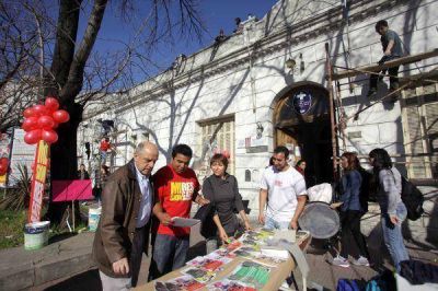 J�venes embellecieron la fachada del Centro de Salud N�1