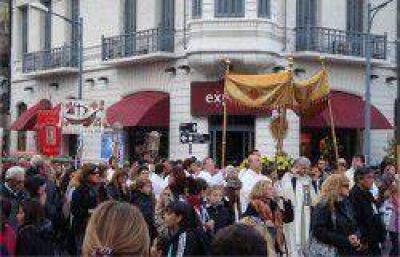 Miles de fieles manifestaron su fe y devoci�n en el Corpus Christi