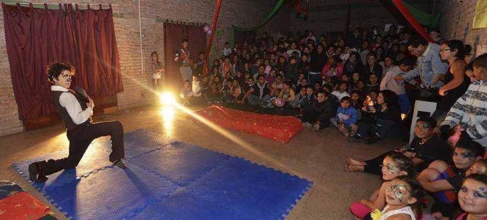 Chicos de Monte Chingolo realizaron una muestra de circo y gimnasia