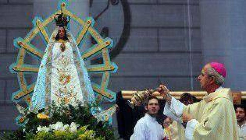 Poli le habl� a los j�venes durante el Corpus Christi