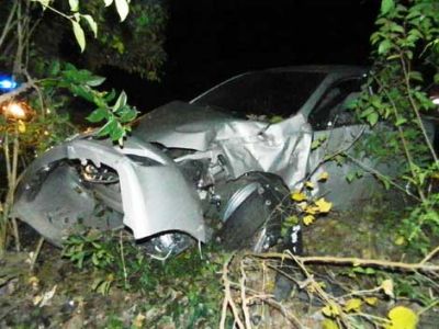 Por esquivar una moto choc� contra un �rbol 