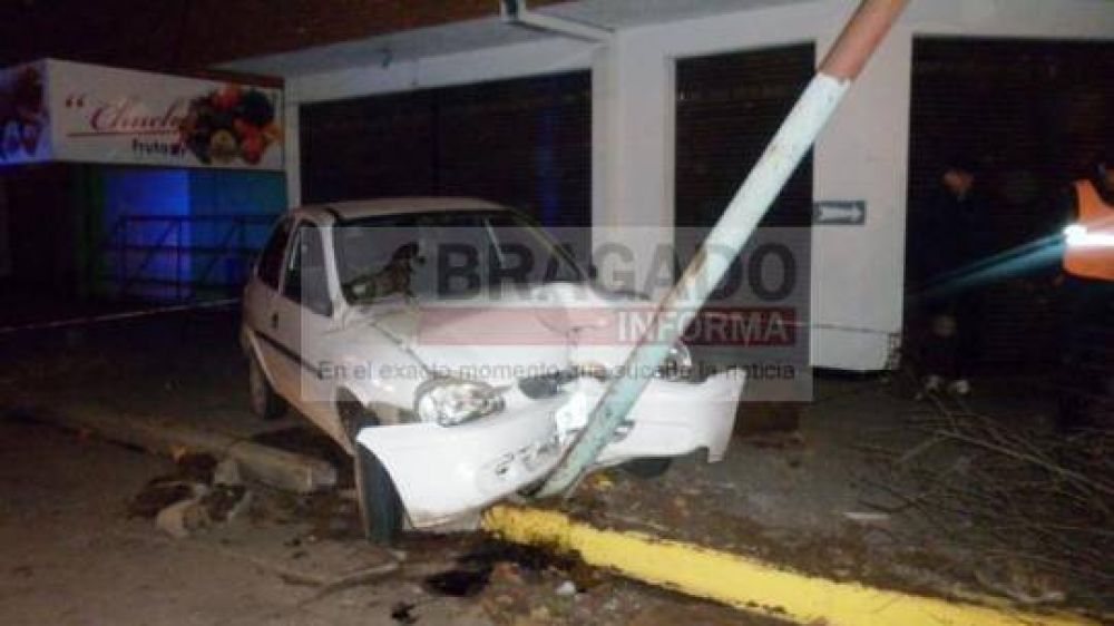Le quit� el auto a su hermana y se estrell� contra una columna