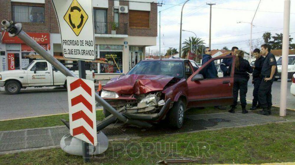 Un auto choc� fuertemente contra una columna