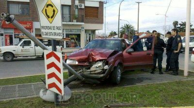 Un auto choc� fuertemente contra una columna