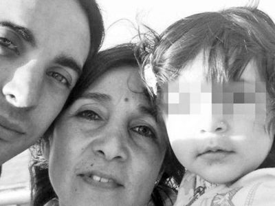 Un polic�a custodia a una nena para evitar que sea desconectada del respirador