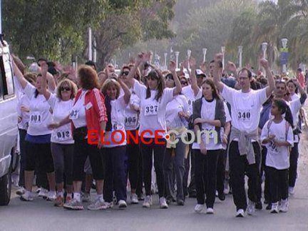 M�s de 200 personas participaron de la caminata a beneficio del San Roque 