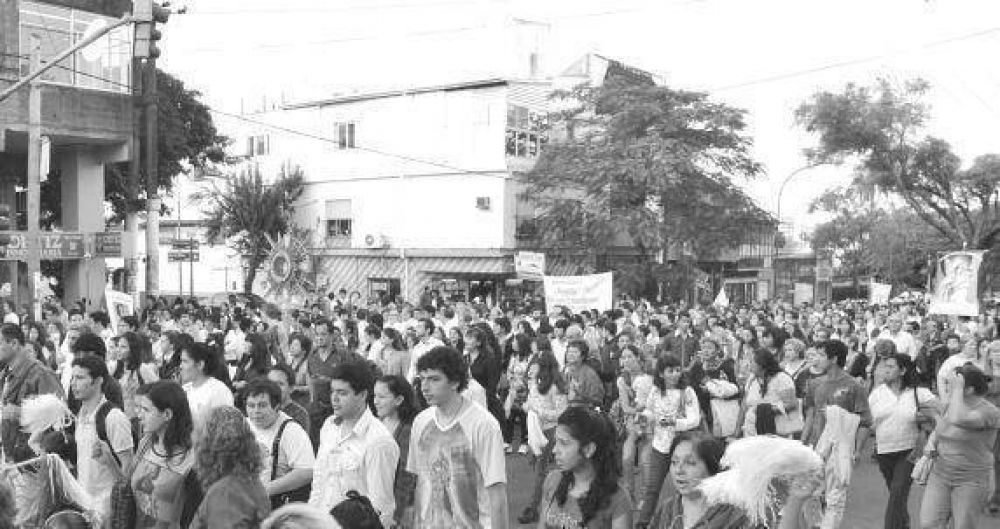 Multitudinaria celebraci�n de Corpus Christi en Posadas