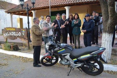 El ministro Olivero entreg� una moto y un patrullero a comisar�as del Interior