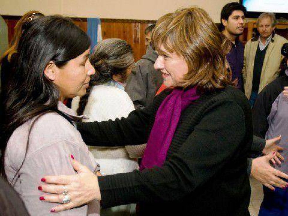 Pechen estuvo con los evacuados de Caviahue
