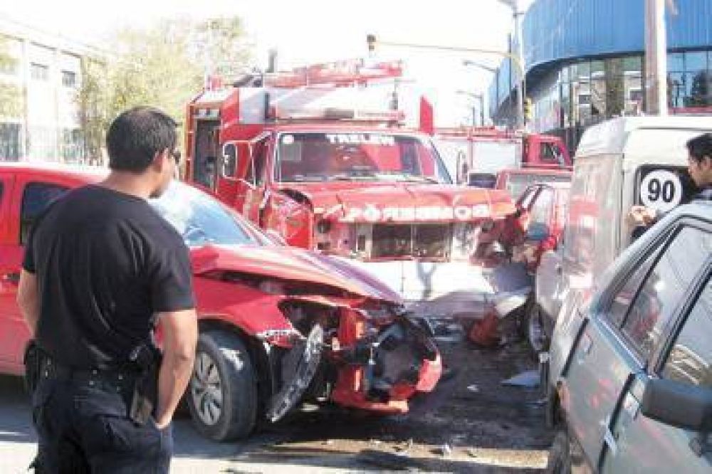 Siete lesionados en choque de cami�n de bomberos que iba a un incendio