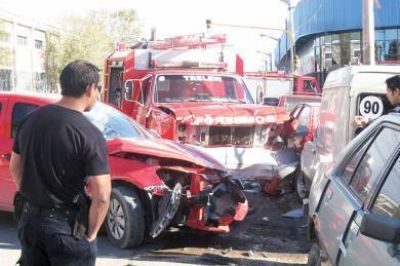 Siete lesionados en choque de cami�n de bomberos que iba a un incendio