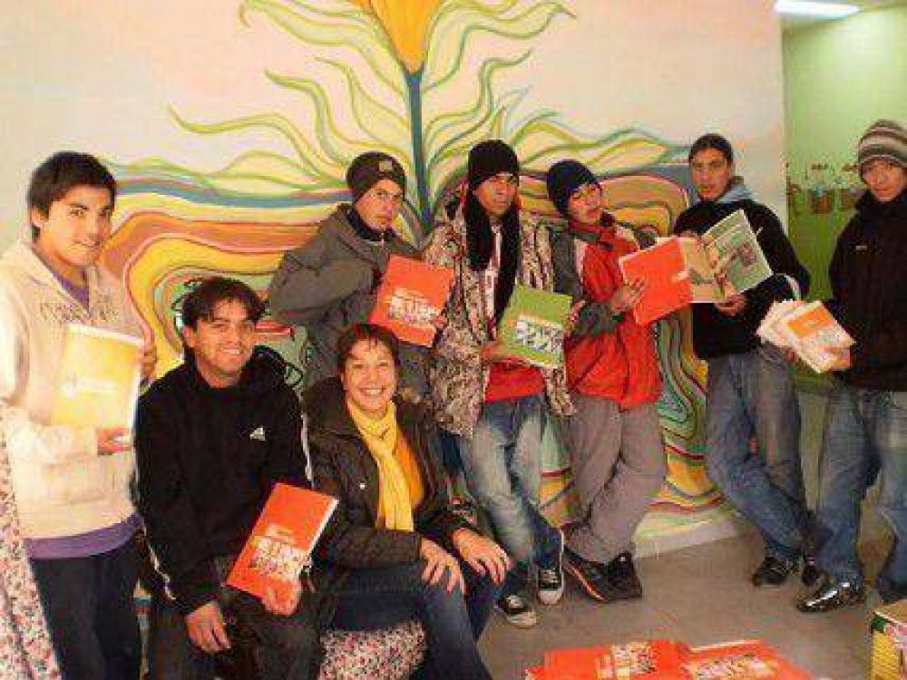 Carreras entreg� libros en el Centro cultural Ruca-Che
