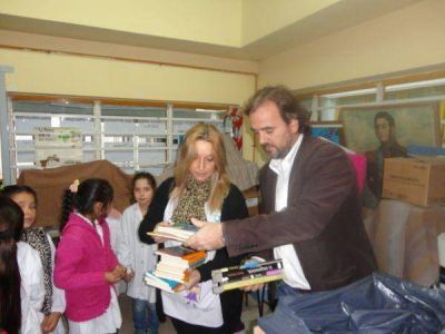 Donaci�n de libros y material a una escuela