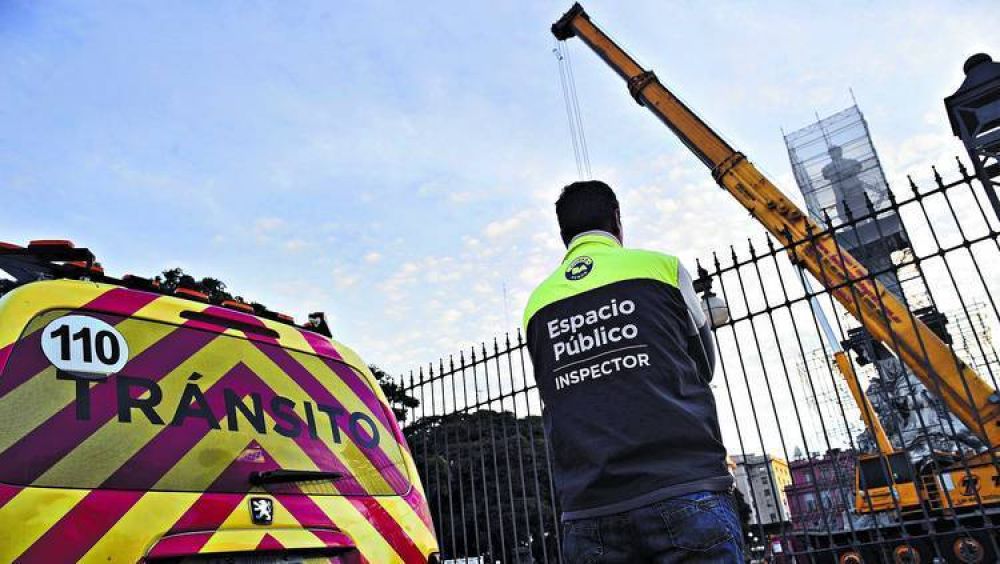 Cruces e iron�as por el traslado del monumento a Crist�bal Col�n