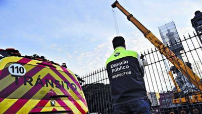 Cruces e iron�as por el traslado del monumento a Crist�bal Col�n