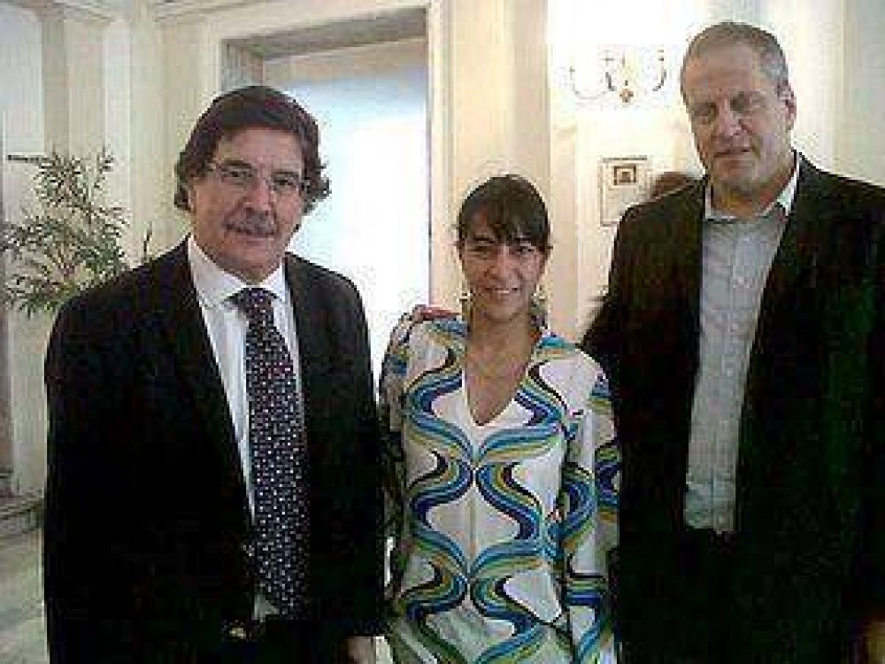 El ministro Sileoni prometi� becas y un polideportivo para la ciudad de San Pedro