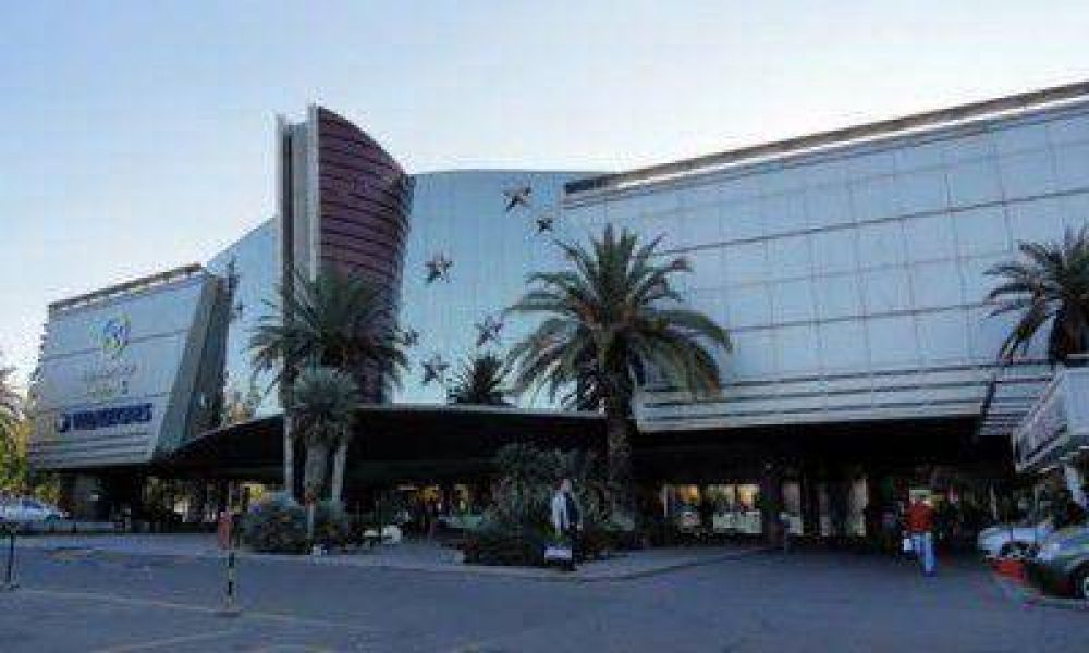 Un delincuente amenaz� con un cuchillo a una nena en el Shopping y le rob� el celular