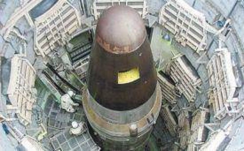 Denuncian que las potencias siguen modernizando sus armas nucleares