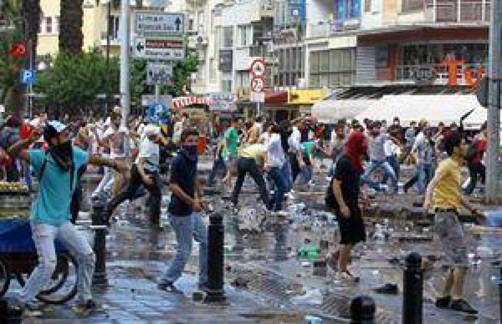 Crece en toda Turqu�a el desaf�o en las calles contra el gobierno islamista