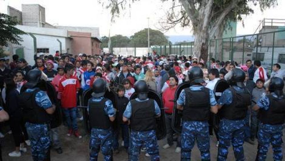 Por incidentes, se suspendi� el partido entre Villa Cubas y Policial